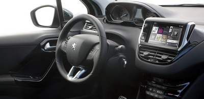 
Présentation de l'intérieur innovant de la Peugeot 208. Innovant, certes, avec une ergonomie repensée entièrement, mais pour un résultat esthétique plutôt mitigé.
 